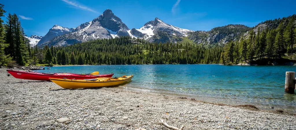 7 Best Lakes for Kayaking in the US (Clear Water, Big Views)